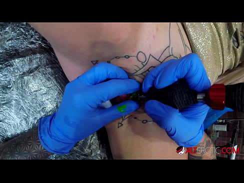 ❤️ Uiters getatoeëerde hottie Sully Savage het 'n tatoeëermerk op haar klitoris gekry ❤ Superseks op af.niceporn.ru ❌️