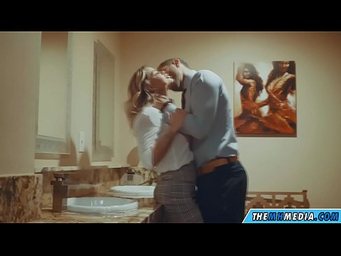 ❤️ Wanneer 'n rondborstige blondine jou in 'n openbare toilet verlei ❤ Superseks op af.niceporn.ru ❌️